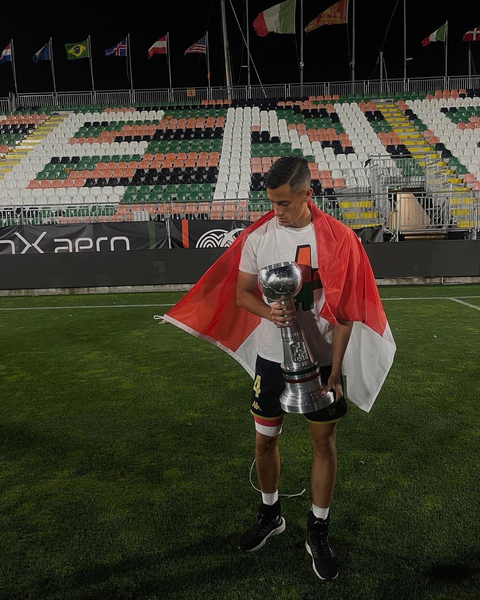 Jay Idzes (Venezia FC) foto dengan trofi play-off promosi ke Serie A Italia + bendera Indonesia 🇮🇩🏆