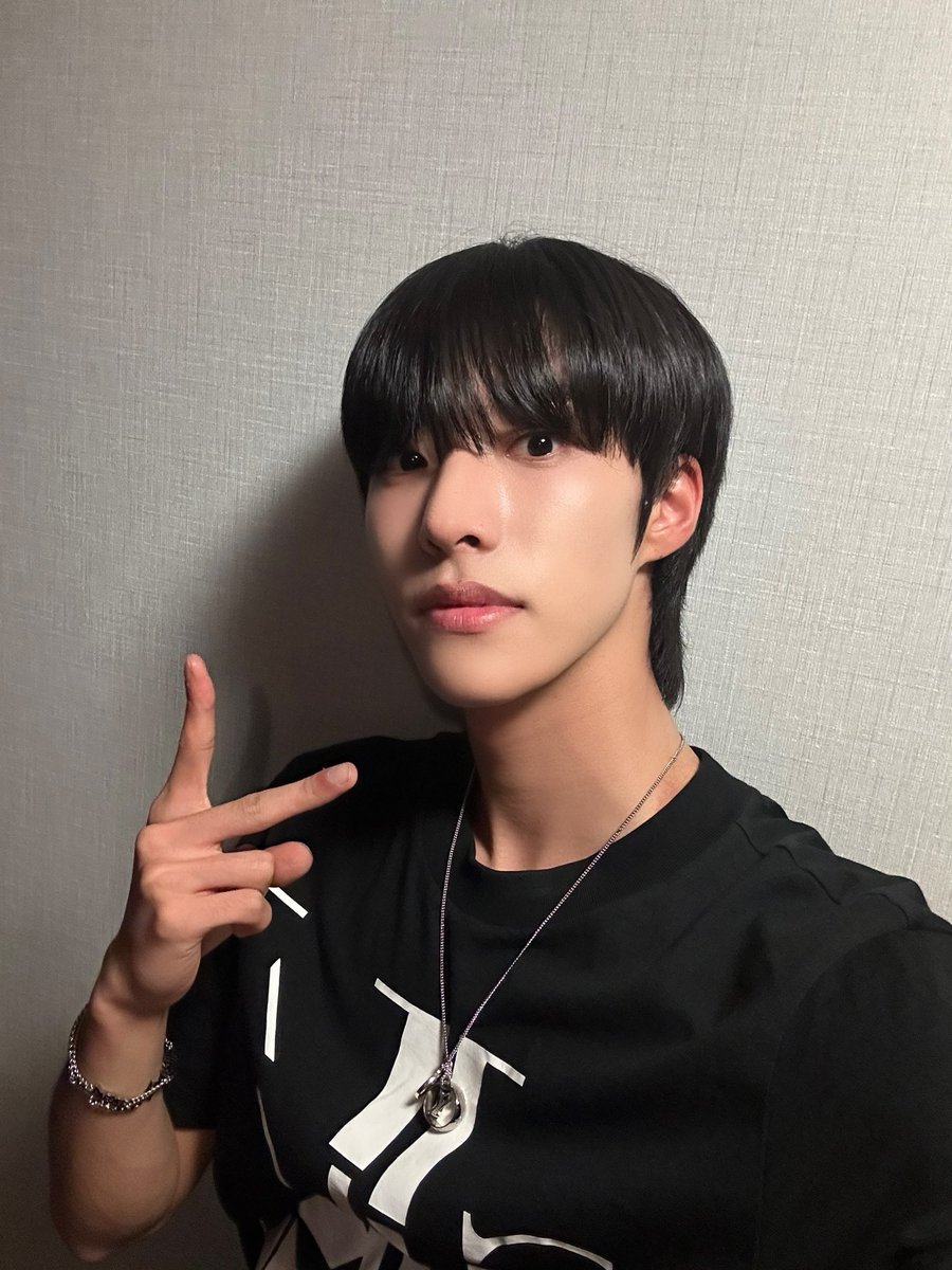 YOUNITE_twt's tweet photo. 행복한 주말이었어용 월요팅!!!👍🥰

#현승 #HYUNSEUNG https://t.co/4rRMmWIP9a