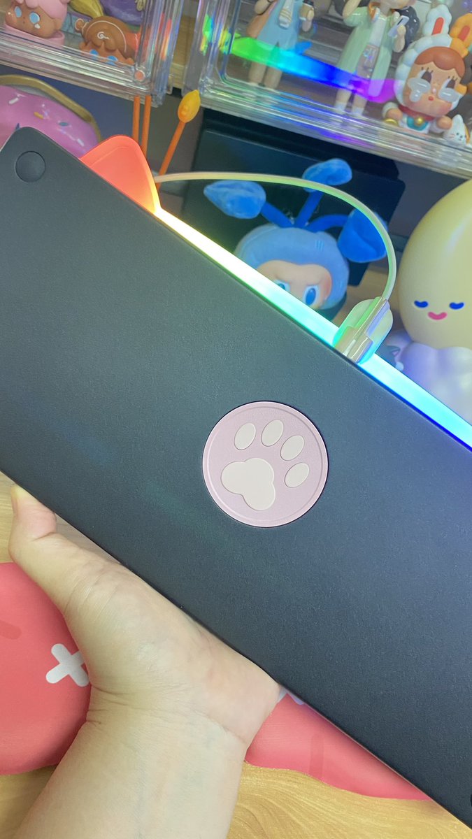 sweetrifle23's tweet image. ฉันได้อะไรมาอีก ใซ่ค่ะถอยคีย์บอร์ดมาอีกแน้ว 🫠💕 น้องคือ Chilkey paw65 ของมาเมื่อวานนี้เองจ้า เป็นอลูฯ น้องหนักค่ะ🫠 แต่น่ารักมากนะ ตามชื่อเลย paw ความทาสแมวควรตำ มีหูแมวให้ด้วย แต่ต้องขันน้อตใส่อีกที เดี๋ยวทำคลิปมา ยังไม่ได้ตัด 🥲

#chilkey #chilketpaw65 #รีวิวคีย์บอร์ด 

⤵️