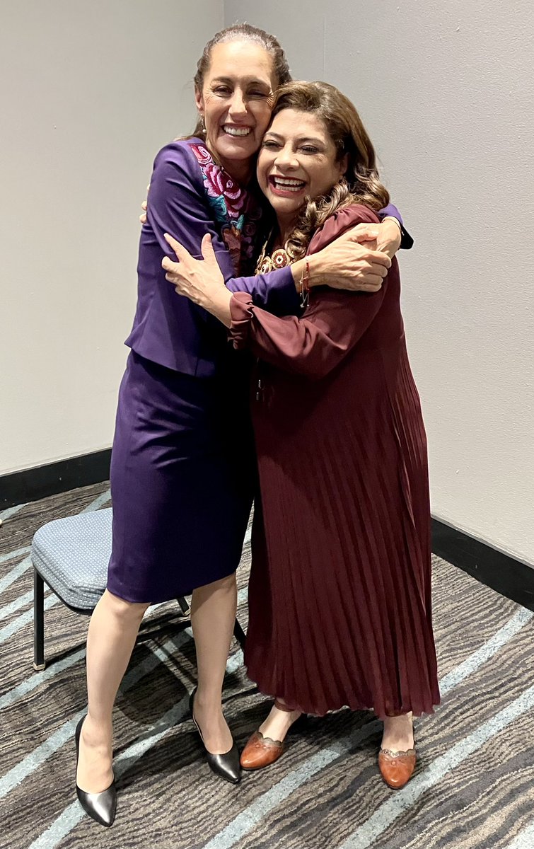 Tomás Pliego (@tomaspliegoc) on Twitter photo Así se abrazaron y felicitaron hace unos minutos por sus triunfos <a href="/Claudiashein/">Claudia Sheinbaum Pardo</a> próxima presidenta de #Mexico y <a href="/ClaraBrugadaM/">Clara Brugada Molina</a> próxima jefa de gobierno de la #CiudadDeMéxico.
#EsTiempoDeMujeres
#EsClaudiaPresidentaDeMéxico
#ClaraBrugadaJefeDeGobierno Así se abrazaron y felicitaron hace unos minutos por sus triunfos <a href="/Claudiashein/">Claudia Sheinbaum Pardo</a> próxima presidenta de #Mexico y <a href="/ClaraBrugadaM/">Clara Brugada Molina</a> próxima jefa de gobierno de la #CiudadDeMéxico.
#EsTiempoDeMujeres
#EsClaudiaPresidentaDeMéxico
#ClaraBrugadaJefeDeGobierno