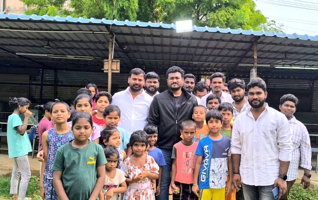 bobby_yedida's tweet photo. అనపర్తి నియోజకవర్గ పరిధిలోని వడిసిలేరు గ్రామ జనసేన పార్టీ అధ్యక్షులు, మెగాభిమాని వరప్రసాద్ జన్మదిన సందర్భంగా వారి మిత్రులు నిర్వహిణలో రాజమండ్రి ప్రియదర్శిని చెవి ముగా పిల్లల ఆశ్రయం లో ఆల్ఫాహర వితరణ కార్యక్రమంలో పాల్గొనడం జరిగింది.
Happy Birthday #Varaprasad garu https://t.co/A4cUpN8bMO