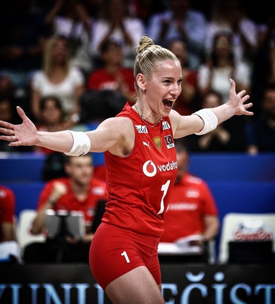 Tribünlerde, ekran başında yüreği bizimle çarpan milyonları böyle kucaklıyorum .. Hong Kong’da görüşmek üzere 🇹🇷🇹🇷🇹🇷