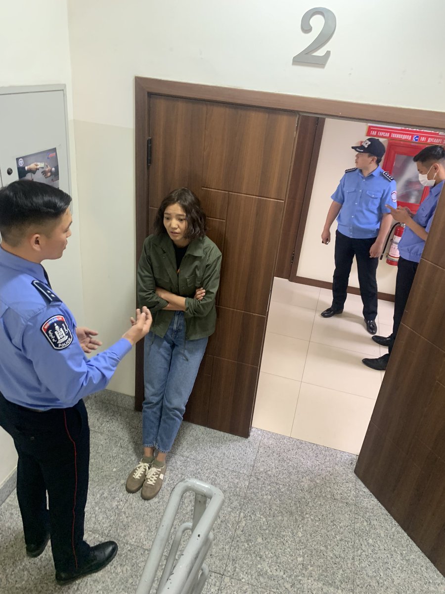 СБД-ийн 1 дүгээр хэлтэс дээр цагдаа нар Цацааг бүсэлчихсэн биед нь халдаад сүрдүүлэн дарамтлаад байна шүү