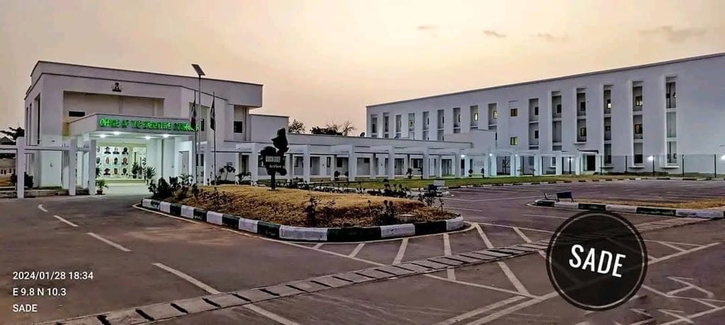 Lminkaeel's tweet photo. Questions on Yobe's Development Priorities, Expanding and Renovation of Yobe Government House:

Considering Governor Mai Mala Buni's recent proposals, let's assess Yobe's development direction.
Thread: https://t.co/xiYROpfEfO