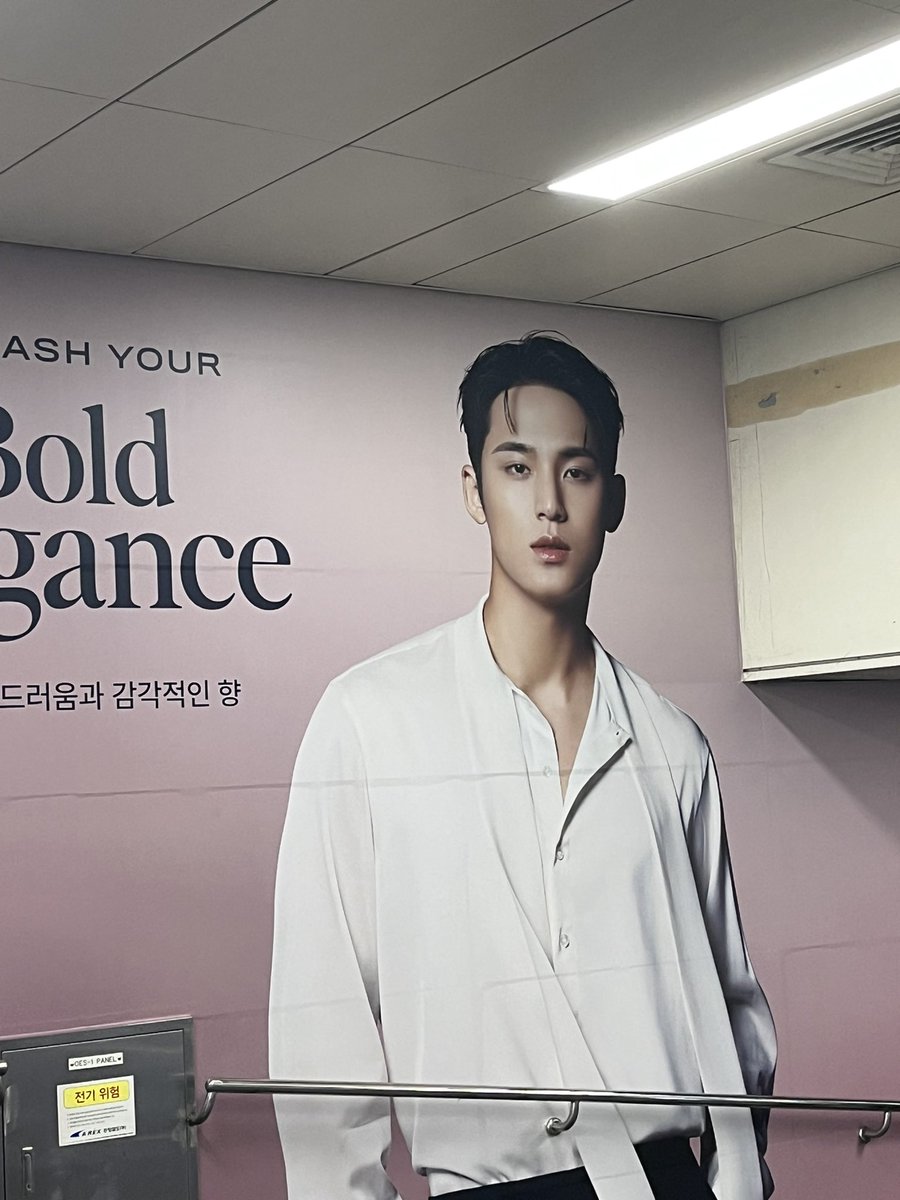 Ok mr brand ambassador😉

Kaget mini keluar station ada mingyu geda bgt