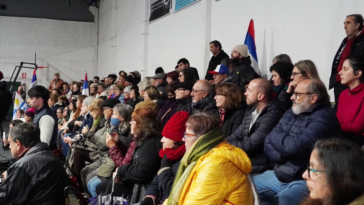 laampliafa's tweet photo. Jornada con vecinas y vecinos:

📍Coordinadora M.
📍Comité Martín Fierro.
📍Coordinadora K.

¡Seguimos! 🇺🇾🔴🔵⚪️

@CosseCarolina @SilviaNaneFA @minesobaldia 
#GanaCarolinaUruguayAvanza #CarolinaPresidenta #LaAmplia https://t.co/ti2yq9Styo