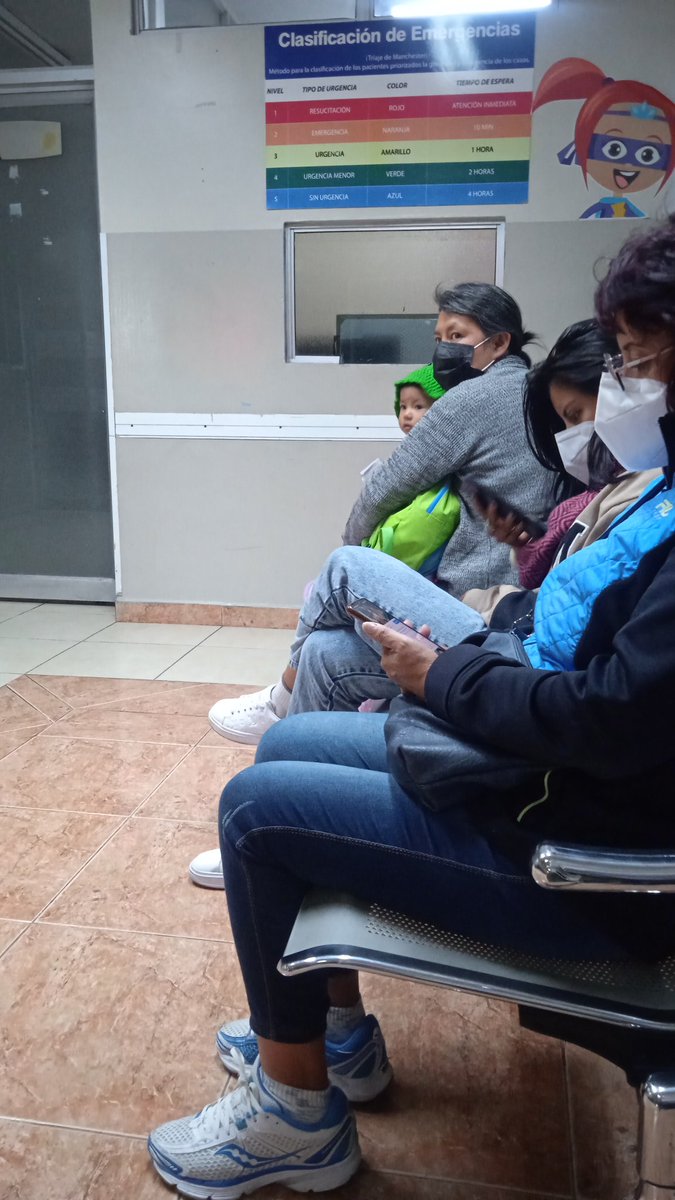rosy8711's tweet photo. @DanielNoboaOk @DDHH_Ec @FiscaliaEcuador @IESS_YoTeGuio @IESSec @Presidencia_Ec dónde todas las farmacias están cerradas y todo porque tienen el negocio redondo que por medio del personal de guardia están vendiendo las jeringas a $0,50 cada una 🤬🤬😠 con @MashiRafael no era así https://t.co/Dh3MGFefRW