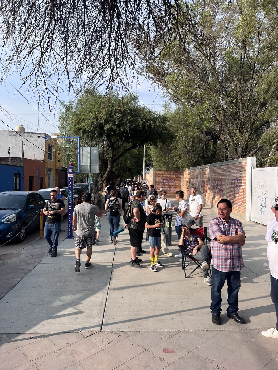 carlag8a's tweet photo. @ChairosY Filas y filas en Corregidora, Qro 👏🏻👏🏻👏🏻👊🏻👊🏻👊🏻 https://t.co/LXOkQ1jW22