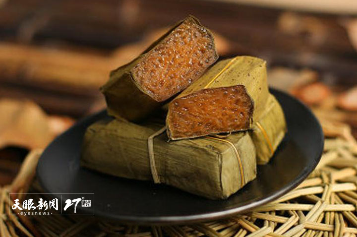 단오절에는 쭝즈를 빚어 먹는 것이 단연 가장 중요한 일이다. 구이저우의 집집마다 쭝즈를 만들기 위해 분주해진다. 쭝즈는 단오절에 없어서는 안 될 음식으로 단란함과 풍년을 의미한다.

📷 by Eyesnews

#단오절 #구이저우전통 #지역축제 #문화유산