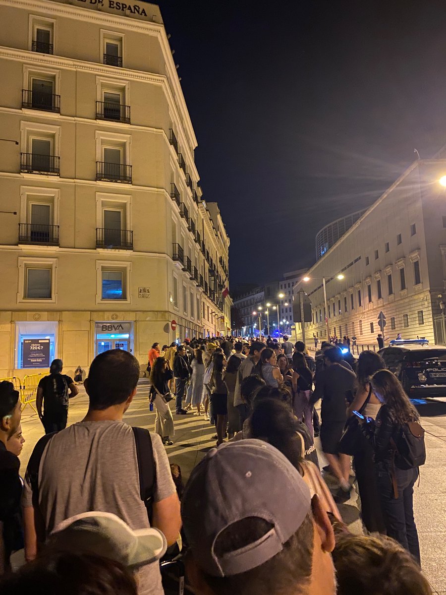 En Madrid no pude votar. Estuve formada 10 horas y pues nada, esta es solo una de las filas de los que no pudimos ejercer un DERECHO. De nada. #VotoExtranjero