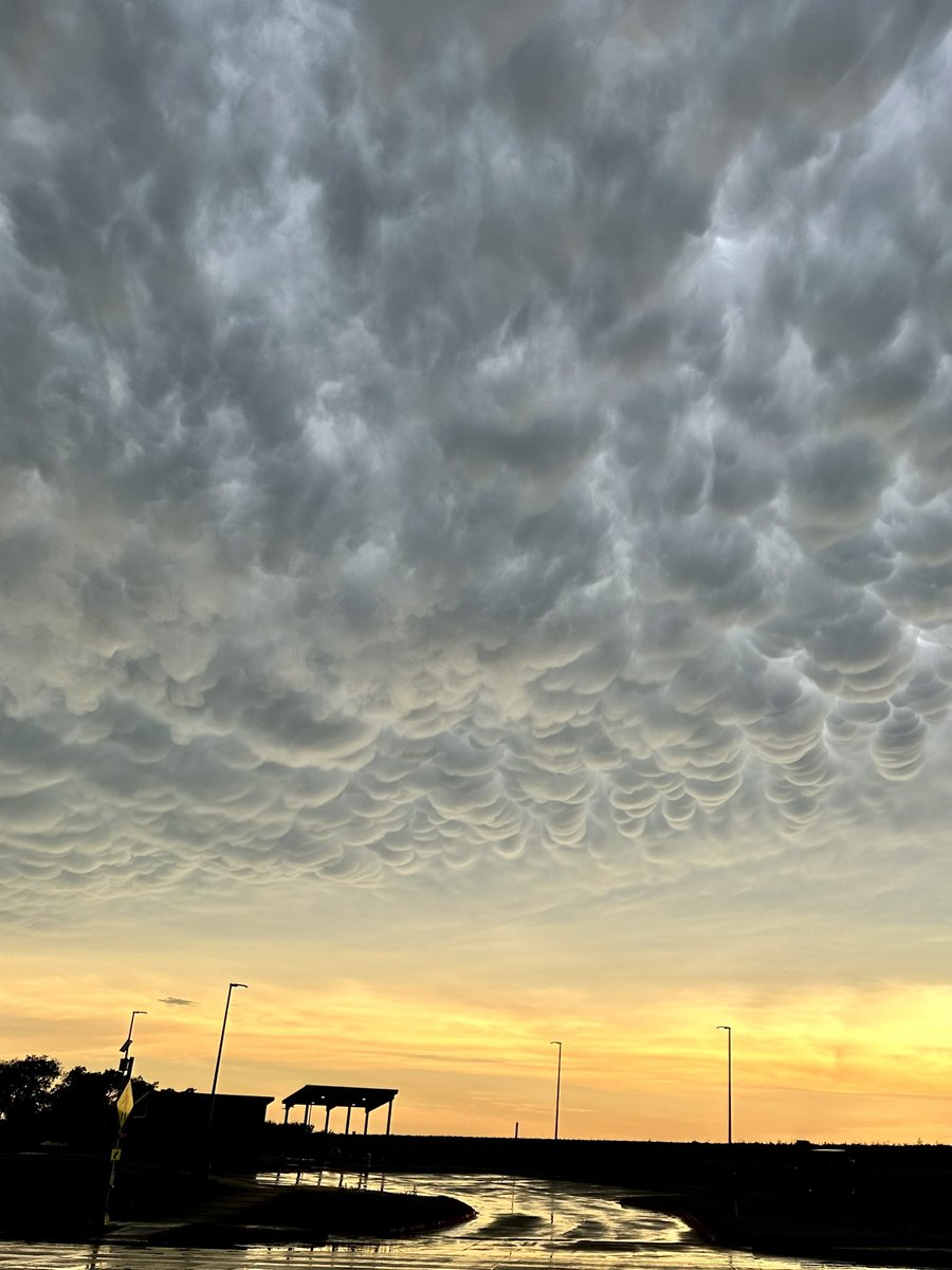 lovelimes's tweet photo. Cool clouds in Princeton! ☁️
Mammatus? @wfaaweather #wfaaweather https://t.co/9mUxTzlqfl