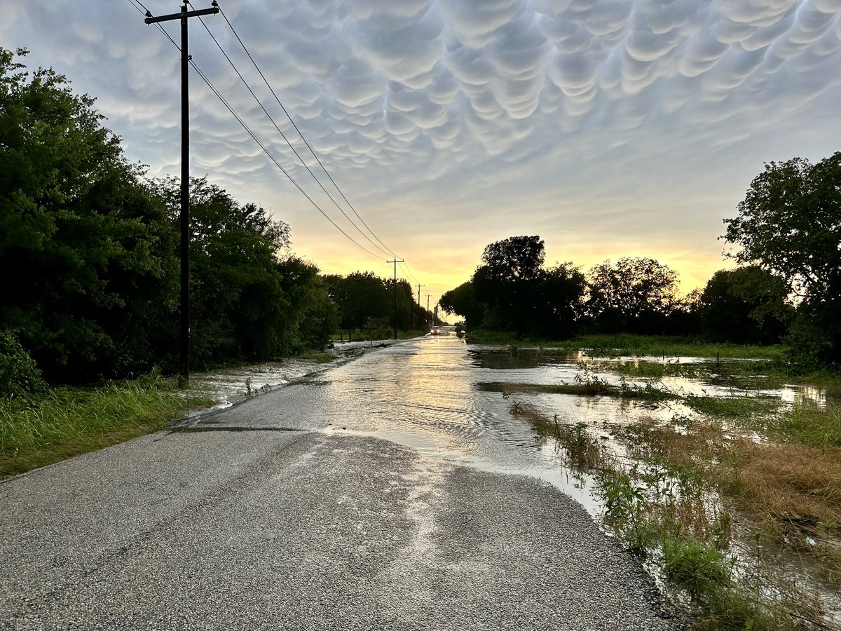 lovelimes's tweet photo. Cool clouds in Princeton! ☁️
Mammatus? @wfaaweather #wfaaweather https://t.co/9mUxTzlqfl