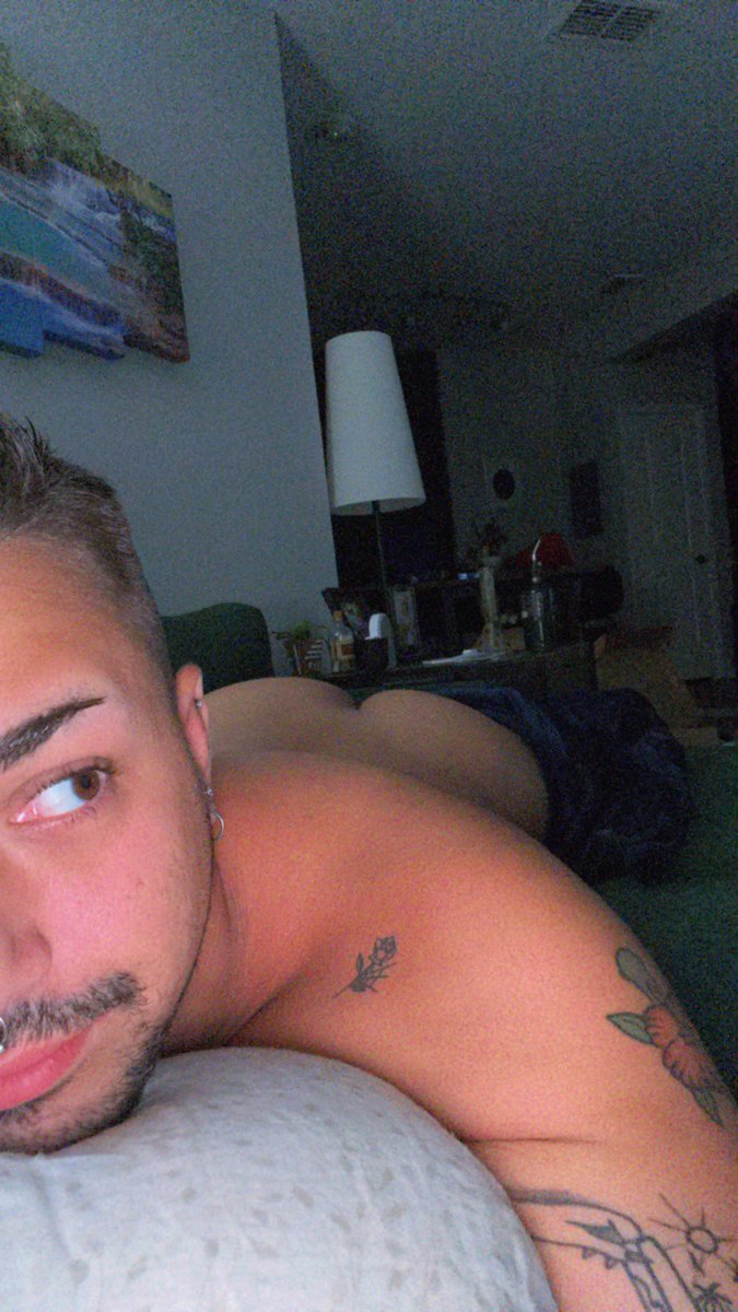 Kamryn_Sims_'s tweet photo. A night in who wants to rub on my booty🍑
#bigbooty #bootyrubs #gay #gaytwitter #gayporn #booty #gayorlando https://t.co/5PsdPoZWyP