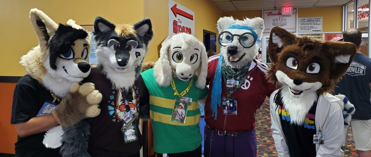 ChevronTheWolf's tweet photo. #furststate #delaware #furbowl
Some fine fluffs down here in Delaware!
Suit by @SarahcatFursuit
Shirt by @furality
Badge Artwork by @Amedrinix
VRChat Nameplate by @trawk
Landyard by @VibeNightVR https://t.co/u0h9GRzzzH