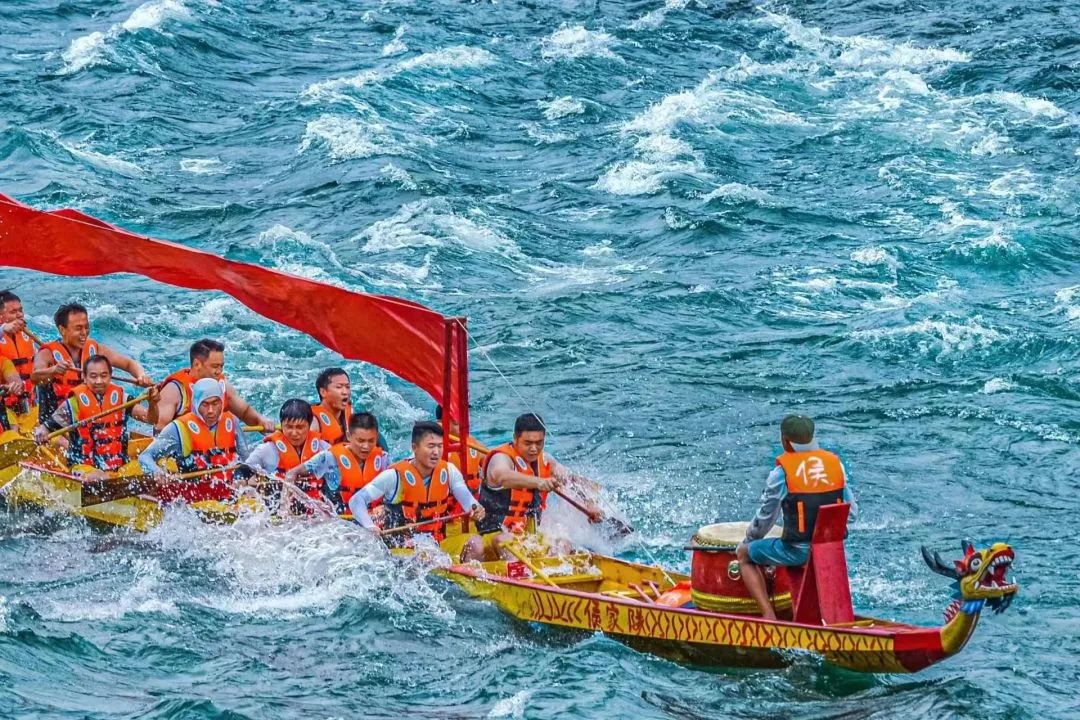 이는 스포츠 경기 활동일 뿐만 아니라 오랜 전통의 계승과 고양이다. 관객들의 열기는 뜨겁고 마음에 드는 팀을 응원하는 열기로 가득하며 현장 분위기는 뜨겁고 장엄하다.

📷 by Eyesnews

#단오절 #구이저우전통 #지역축제 #문화유산