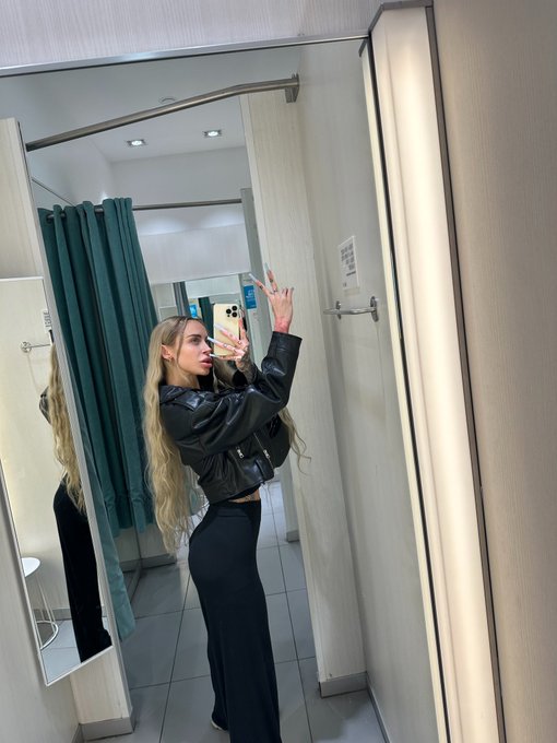 Play with me anytime you want ! https://t.co/kDLRSFGohc https://t.co/laRAVu5npO