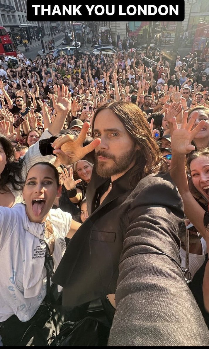 TakeMeToMars11's tweet photo. Jared Leto was definitely the best dress there 🥰 #DaddyMaterial 😛✌🏻 https://t.co/2Q0HS8rdIZ