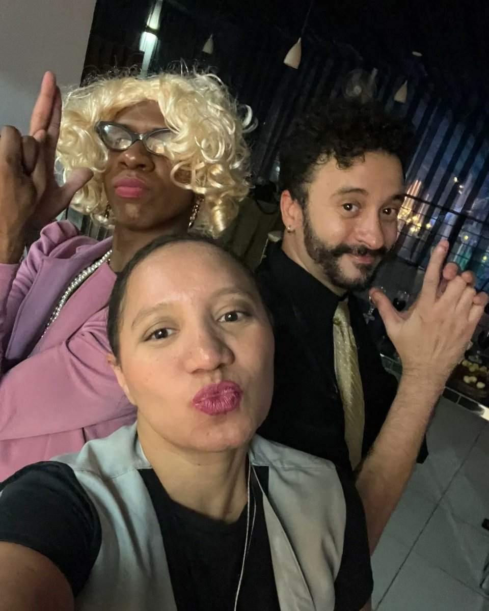 bastidoresmqs's tweet photo. Equipe de Reportagem!

Rolou nos bastidores da @maisqueservir, a equipe que mais combina com sua festa 🎉

@paparazzimqs #festa #eventos https://t.co/6NEKEPbce3