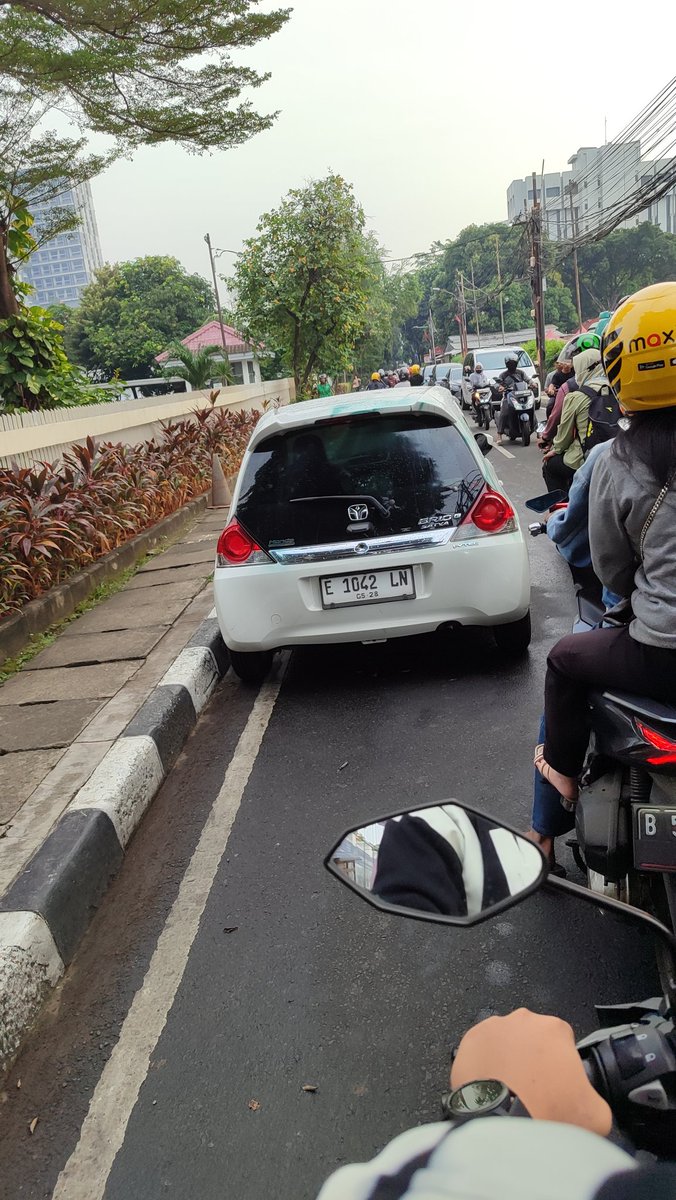 epg_14's tweet photo. @TMCPoldaMetro ada mobil parkir sembarangan di Jl. Pancoran Timur II No.3 12, RT.12/RW.6, Pengadegan, Kec. Pancoran, Kota Jakarta Selatan (depan Jaya Obayasi) membuat kemacetan parah ke MT Haryono dan sebaliknya. https://t.co/68zHDfbhJJ