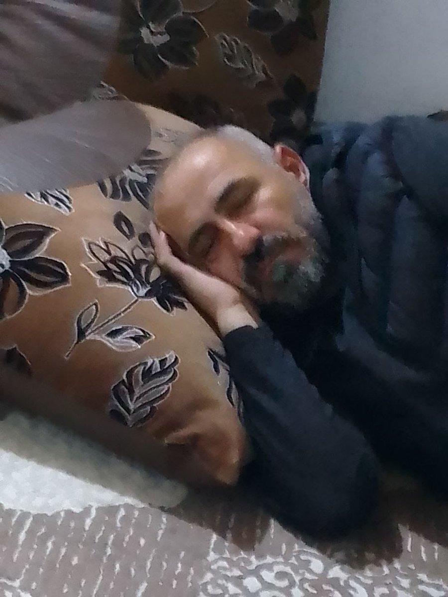 rifleman488's tweet photo. ئەو کوڕە نێوی نیزام ئۆنەرە،خەڵکی گەوەڕی باکوری کوردستانەو دانیشتووی شاری قەڵادزێیە.بۆخۆی دەڵێ لە تورکیە زیندانی سیاسی بووم و چەند ساڵە هەڵاتووم بۆ دیوی باشور،دیسان هەر بۆخۆی دەڵێ لە زۆنی پارتی قاچاخم.
ئەو وێنەیە #ژاکان_باران خۆی گرتوویەتی.
ئەو کوڕە دەڵێم ژاکانم داوە دەست کوڕێک👇 https://t.co/hFB3E7rPjH