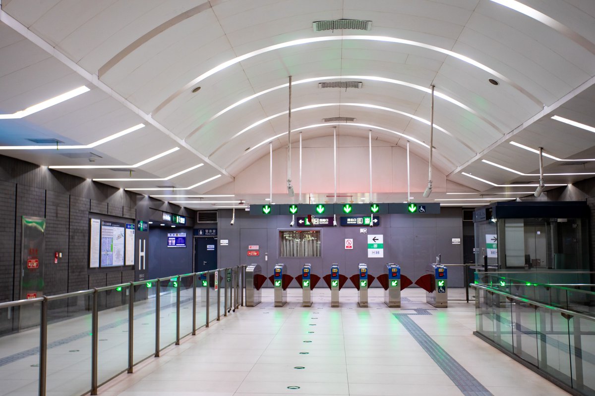 VisitBeijingcn's tweet photo. #Chegongzhuang Station serves as a interchange for #BeijingSubway Line 2 and Line 6. The station hall features a mural inspired by #BeijingOpera costumes, reflecting the cultural heritage of the area, and paying tribute to the nearby #MeiLanfang Grand Theater, a notable landmark. https://t.co/VVRHgCZFtu