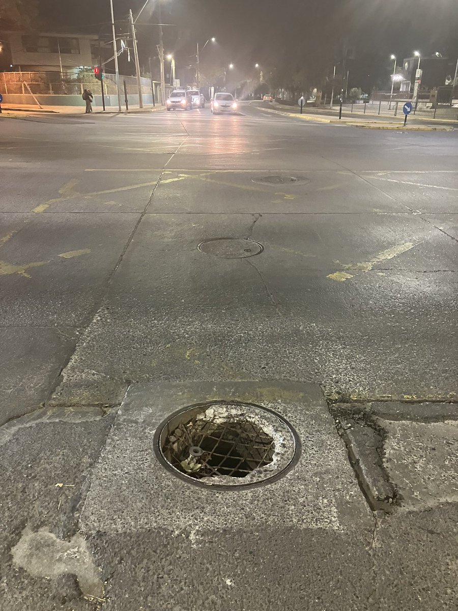 Hola <a href="/MuniNunoa/">Municipalidad de Ñuñoa</a>, esta cámara en R. Cruz con Irarrazabal está sin tapa. Puede provocar un accidente grave.