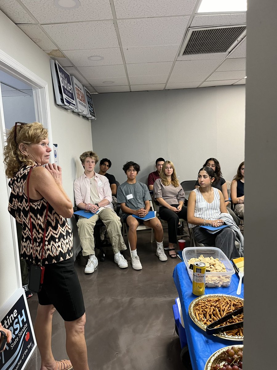 AZLD4Dems's tweet photo. Tremendous launch of the 2024 #NorthValleyDems #SummerInterns program. Lively conversations with our candidates & district chairs and in our breakout groups. We have a whopping 30 (!) interns this cycle and can’t wait to get started! #AZLD2 #AZLD4 https://t.co/3LFKMomBDi