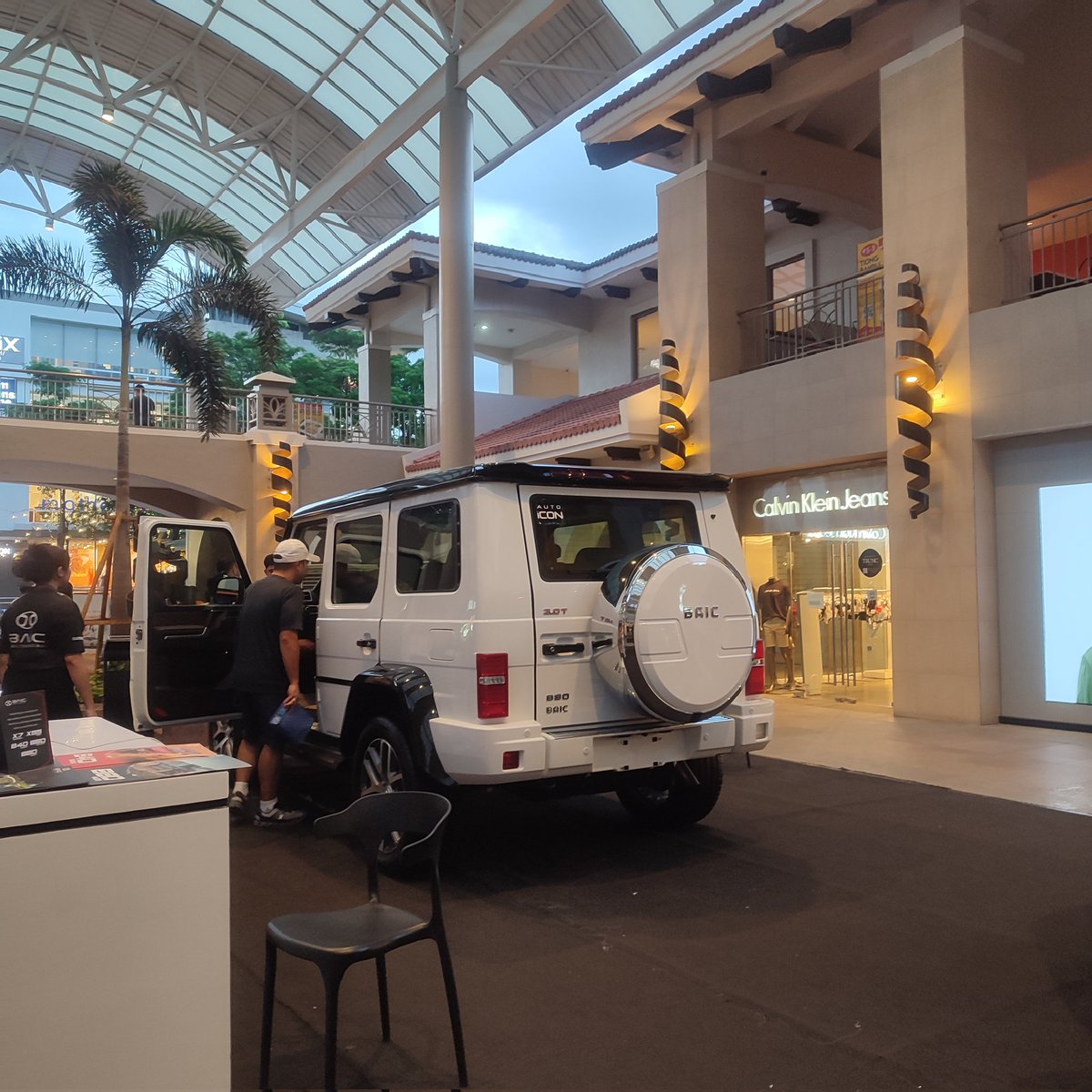 supresmo's tweet photo. China G Wagon? https://t.co/v0TSCZY9CV