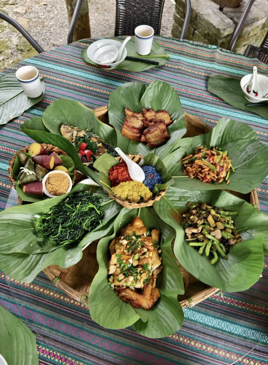 GoSanyaOfficial's tweet photo. Have you ever tried food served on leaves? Indulge in the unique experience of enjoying Qiongzhong Li's cuisine under a betel nut tree canopy. Nature's own tableware adds a special touch to this culinary adventure! #LeafyFeast #NatureDining https://t.co/YoscCYF1hq