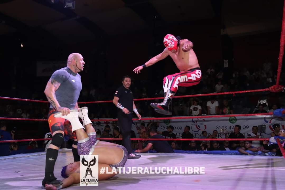 LaTijeraLucha's tweet photo. En una respira batalla el bando técnico de #Shocko, #CaballeroDePlata y #Bugambilia logran hacerse del triunfo luego de varios momentos pausados y de desconcierto con #IvanRokov, #Imposible y #SangreAzteca a quienes con el conteo de 3 los vence en la lucha especial... https://t.co/sdSV9q84nQ