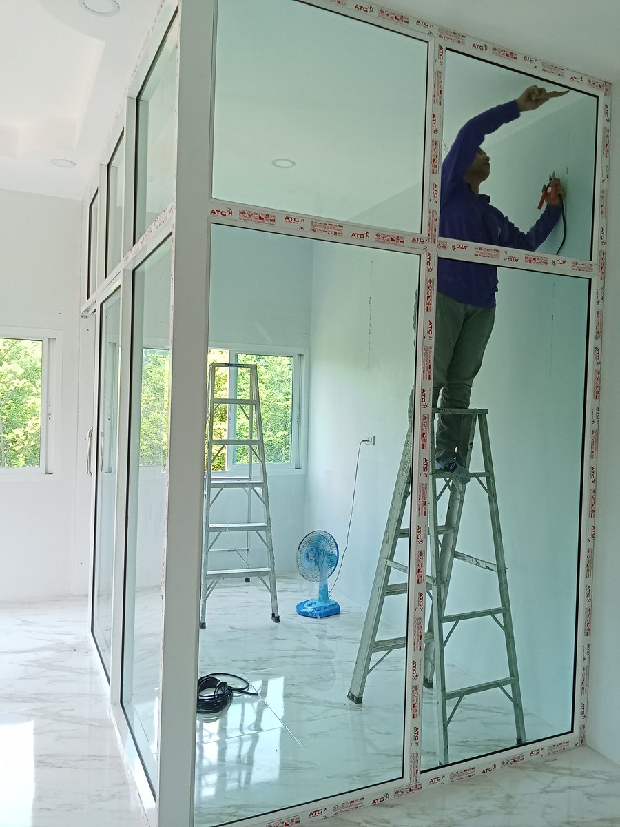 งานที่ทำอยู่นะคับ ถ้าจะนับงานละก็หลายหมื่นงานแล้ว ที่ทำมา ใครทำบ้านสนใจติดกระจกอลูมิเนียม ติดต่อได้นะครับ จะได้เจอกันตัวเป็นๆ