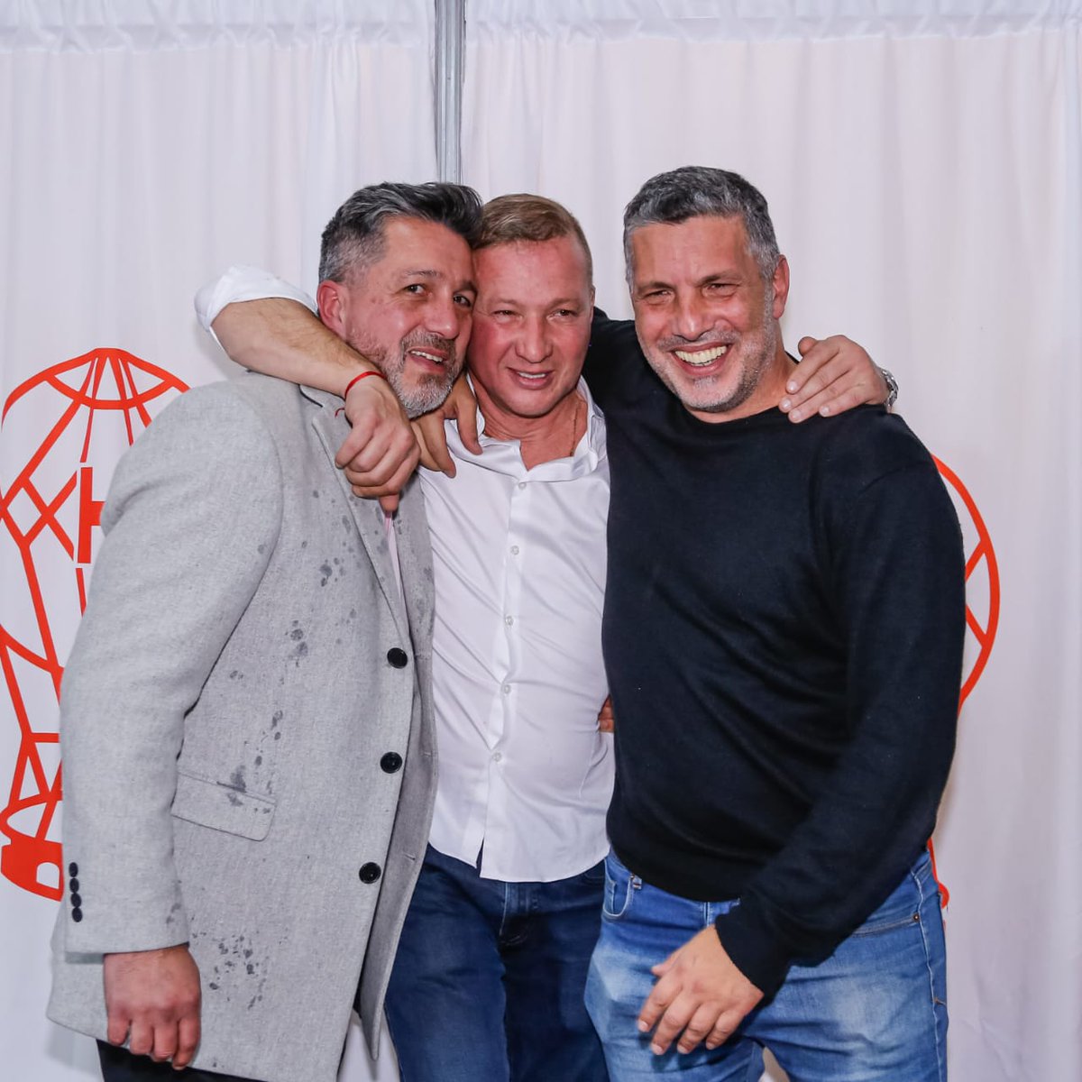 ¡Abel Poza es el nuevo presidente! 📣

👉🏻 Fueron 6.378 los socios y socias que participaron de las elecciones y eligieron a las autoridades que conducirán al club hasta el 2027

🗳️ En total, 24 mesas escrutadas

67,8% (4.278 votos) Frente Unidos por #Huracán
22,3% (1.407 votos)