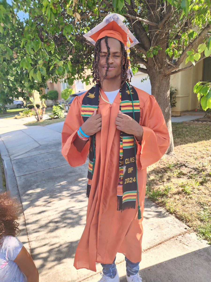 AbijahDe's tweet photo. Finally graduated...High school is finally over.  Now to start the next chapter. https://t.co/vJ9a6Skeco