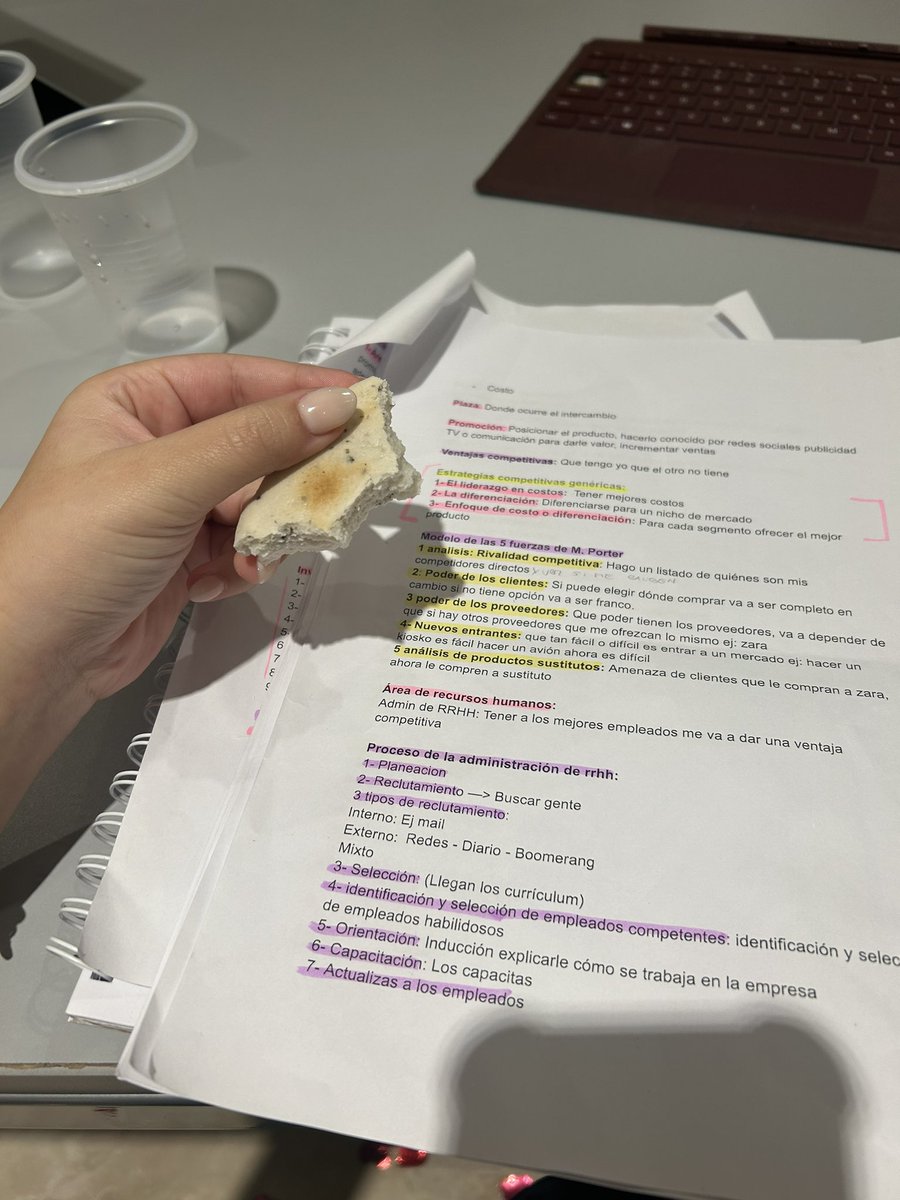panbrie's tweet photo. Buenas noches ! Comiendo pan estudiando.  Ustedes?? #amor3 https://t.co/D0lJ28XQmn