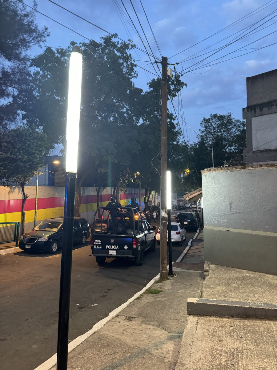 En Cuajimalpa, casilla 762 en la Escuela Primaria Manuel Acuña un grupo de choque espera a que salgan los funcionarios para robar las urnas.  Ya hay elementos de la SSC cuidando y al final llegaba ya la Guardia Nacional. Sean todos testigos de esto.  <a href="/macciudadano/">Mac.</a> está en el