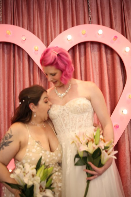 It really was love at first bite 🥰😍  Shot by the lovely @nikki_sequoia https://t.co/nvvuEuOkcv