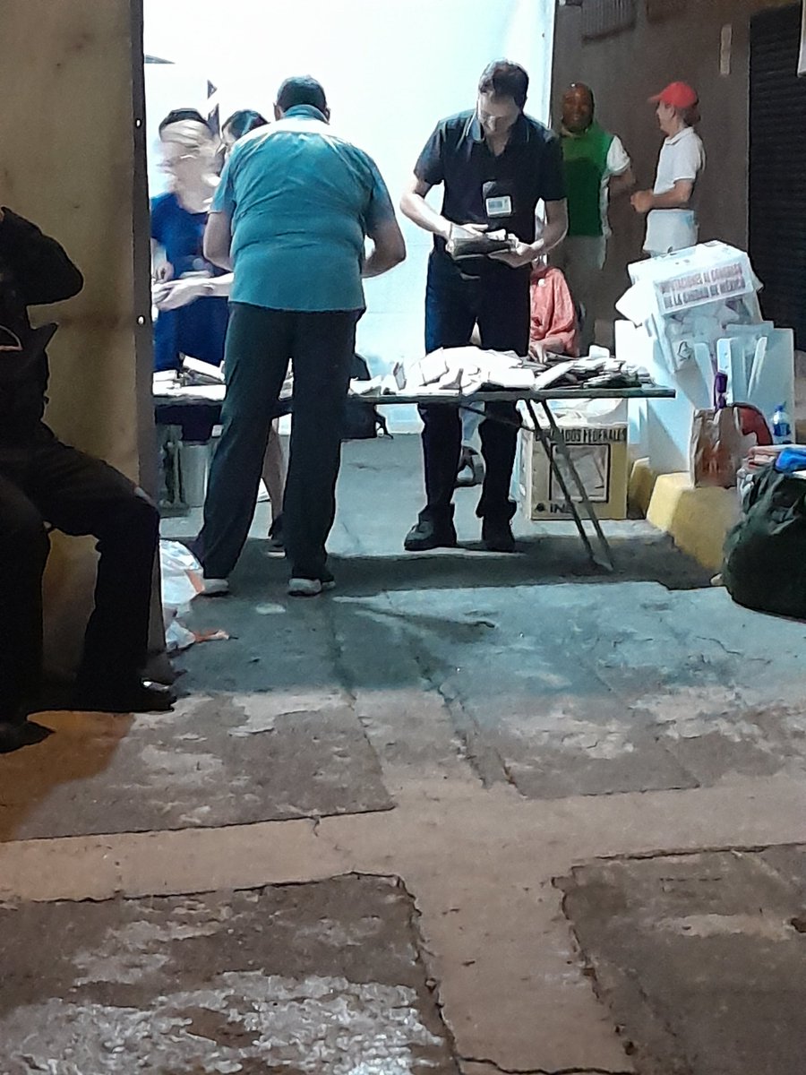 amiga_ross08's tweet photo. @macciudadano 
Como es posible que digan que ganaron los morenistas, en mi casilla aún están contando votos por haber asistido mucha gente.
Hay más votos para PAN, PRI Y PRD.
Vecinos de Copilco, Chimalistac, si pueden RT. https://t.co/R7o6ID9xZy