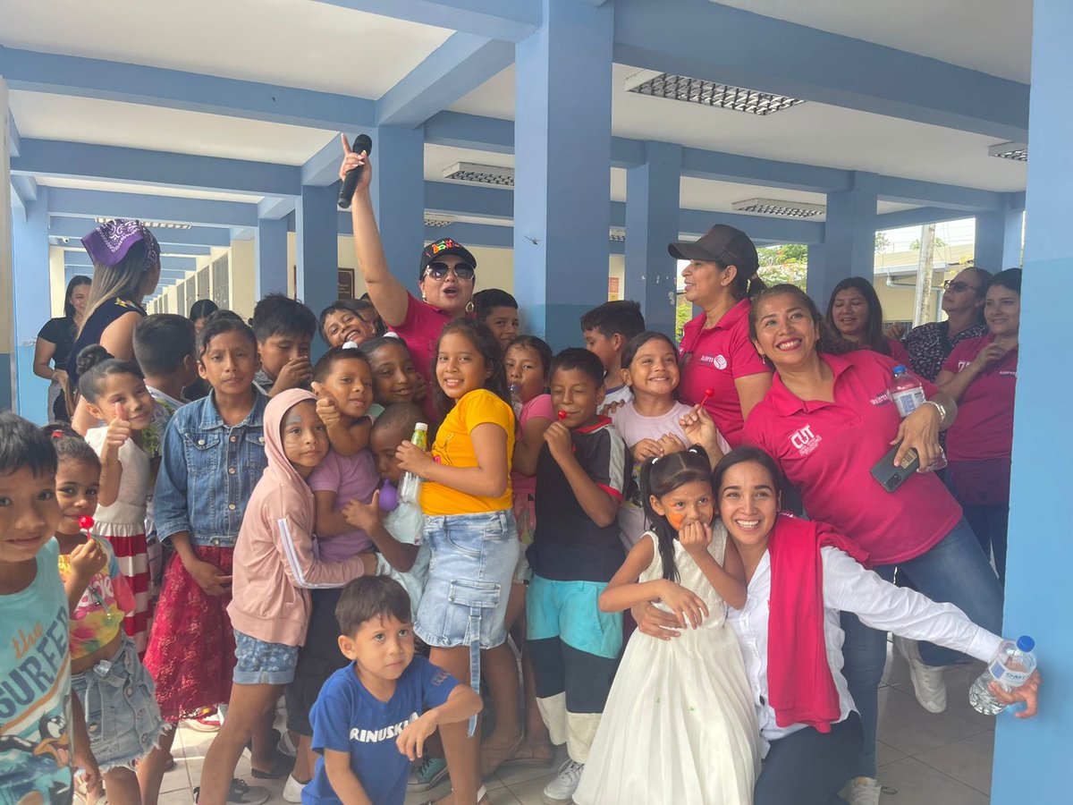 RTrabajadoras's tweet photo. Nos llena el corazón de alegría regalar felicidad a nuestros niños 💞 son ellos la luz de esperanza para la humanidad, feliz día a nuestros pequeñitos
#Mujeresenterritorio
#dejandohuellas 
#Regalandosonrisas https://t.co/1AiYykzJ2c