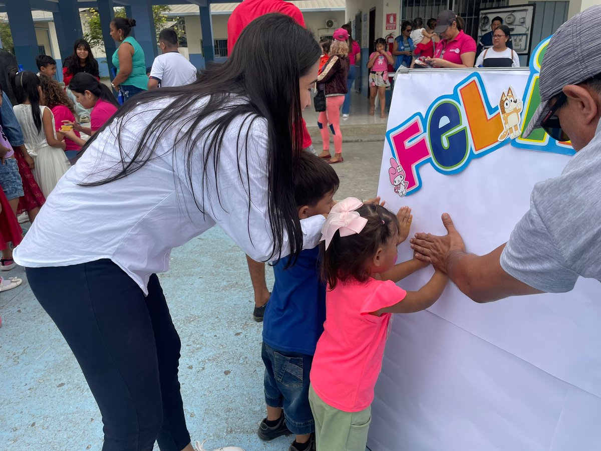 RTrabajadoras's tweet photo. Nos llena el corazón de alegría regalar felicidad a nuestros niños 💞 son ellos la luz de esperanza para la humanidad, feliz día a nuestros pequeñitos
#Mujeresenterritorio
#dejandohuellas 
#Regalandosonrisas https://t.co/1AiYykzJ2c
