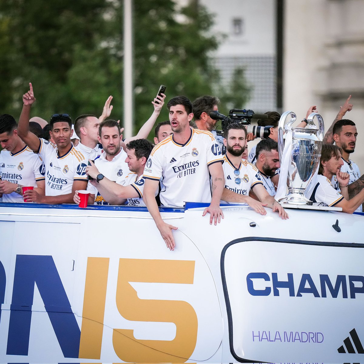 idextratime's tweet photo. Sekitar SETENGAH JUTA orang dilaporkan mengikuti konvoi juara Liga Champions Real Madrid di Plaza de Cibeles tadi malam.. 🏆⚪😲 https://t.co/ODRN5KmZbk