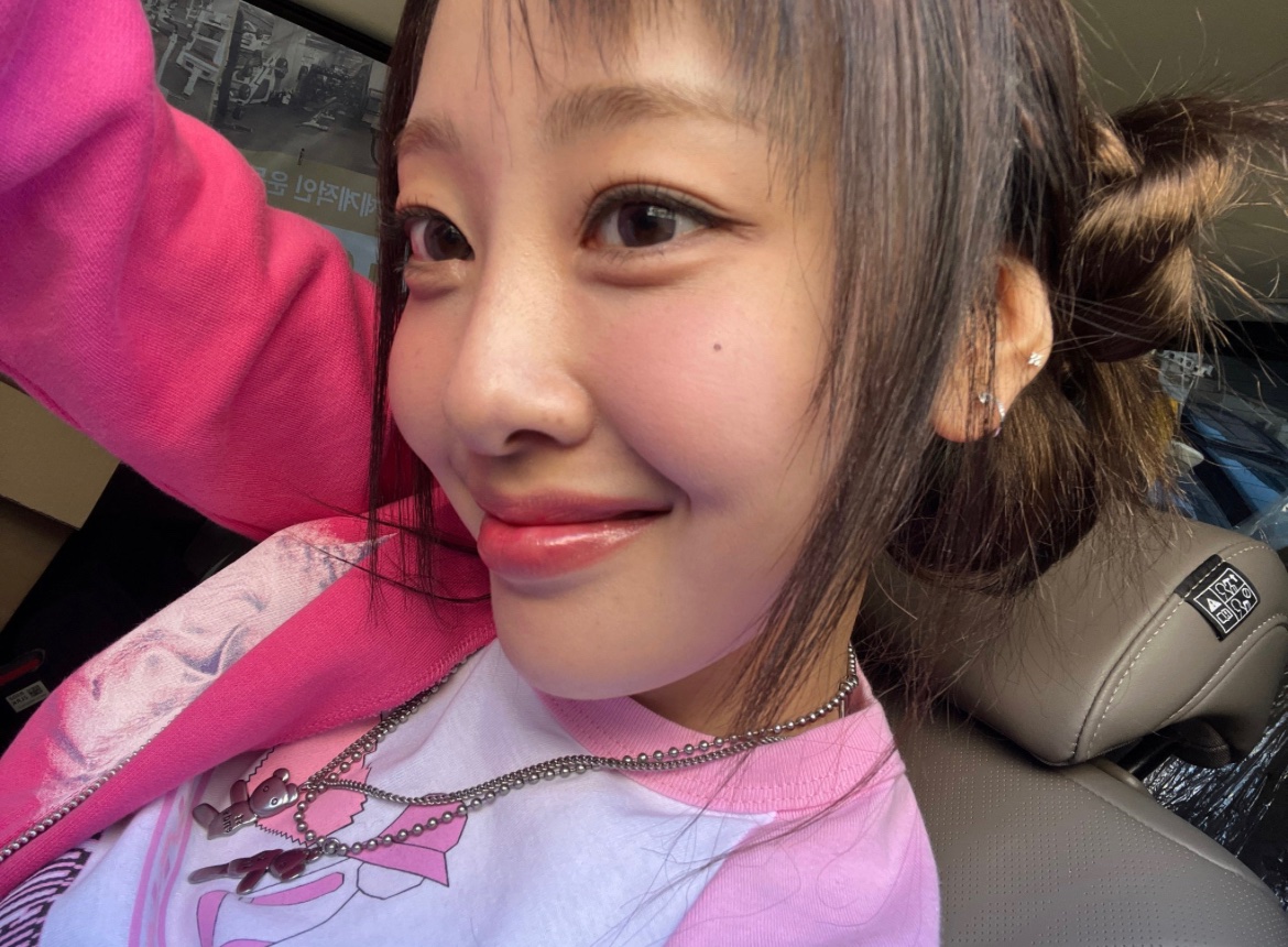 yveryhour's tweet photo. yves update🍎 https://t.co/LTA2qK6cbY