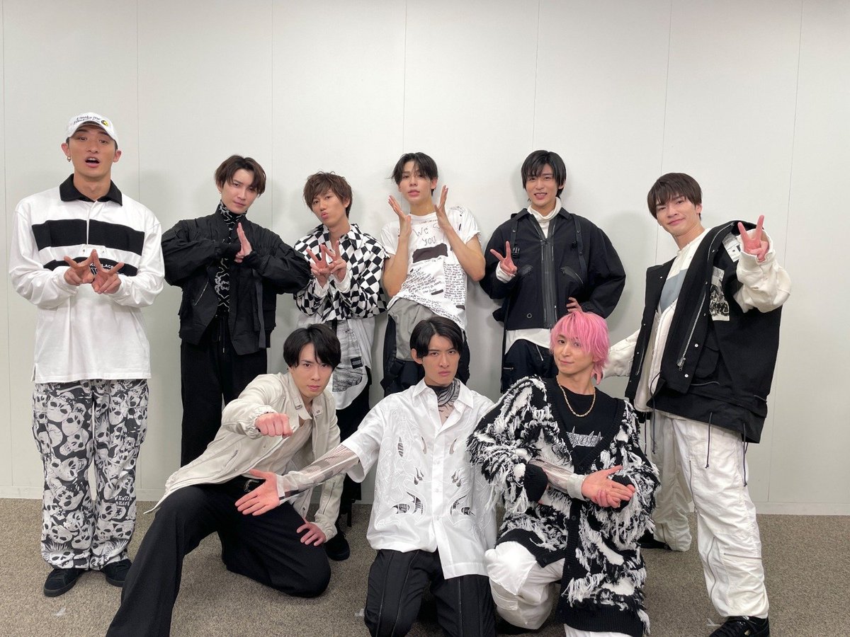 Airi1464370's tweet photo. WE ARE! Let's get the party STARTO!! 生放送 オンライン配信プログラム 生放送
📍東���ドーム
✨WEST. ✨King &amp; Prince ✨SixTONES ✨Snow Man ✨なにわ男子 ✨Travis Japan ✨Aぇ! group

#WEARE
#STARTO_for_you
#WEARE_STARTO
#WEARE_STARTO_JP https://t.co/FnC3OY7c6S
