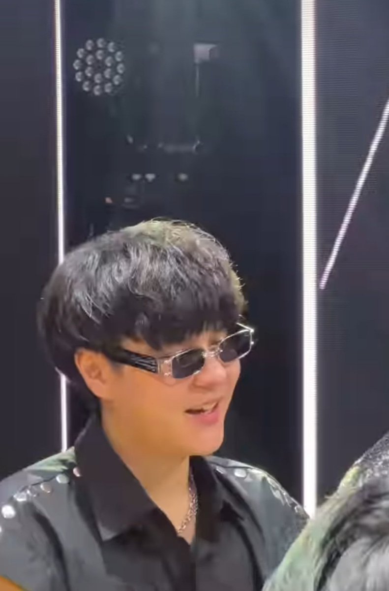 Jarajuubuu's tweet image. เราอยากจะบอกว่าคอนนี้พวกเราดฟก็กลัวและกังวลเพราะบ้านเราเป็นด้อมเล็กมากถ้าเทียบกับน้องอีก3คน เราพยายามทำทุกอย่างเท่าที่จะทำได้ ทำกอว ส่งฟู้ดซับ พอถึงวันคอนเราก็ยังกังวลในการเป็นคนพูดน้อย มันจะทำให้คนอื่นไม่โอเคไหม แต่พอจบคอนเรารู้แล้วว่าคนรักแกมาก มากจริงๆ #Thetoys