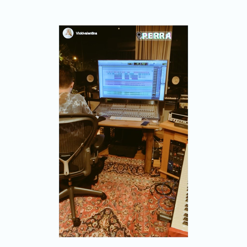 📸 Vem aí! Vicki está em estúdio e publicou em seus stories 👀