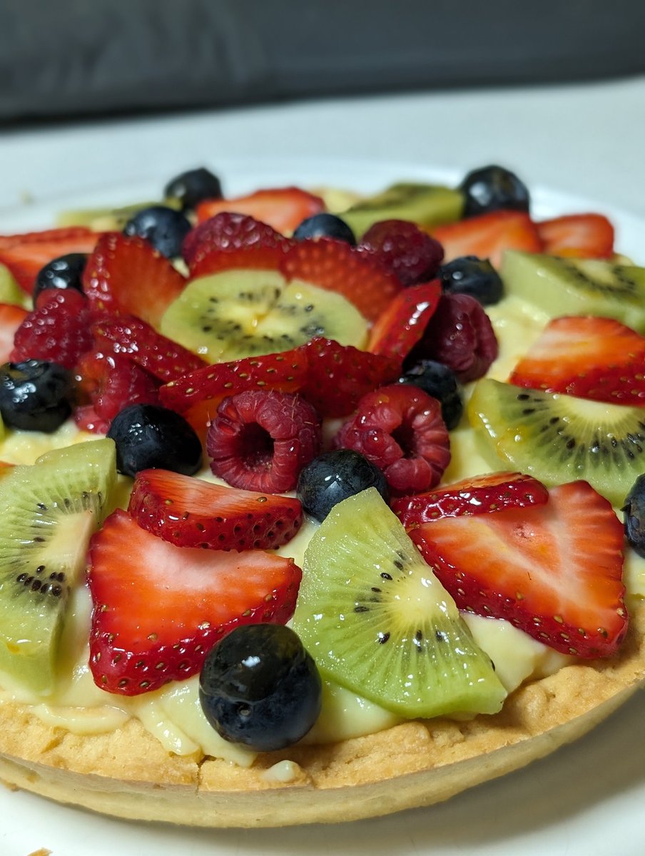 faintestwubs_'s tweet photo. Made a fruit tart, turned out amazing https://t.co/KlbBfNkJzL