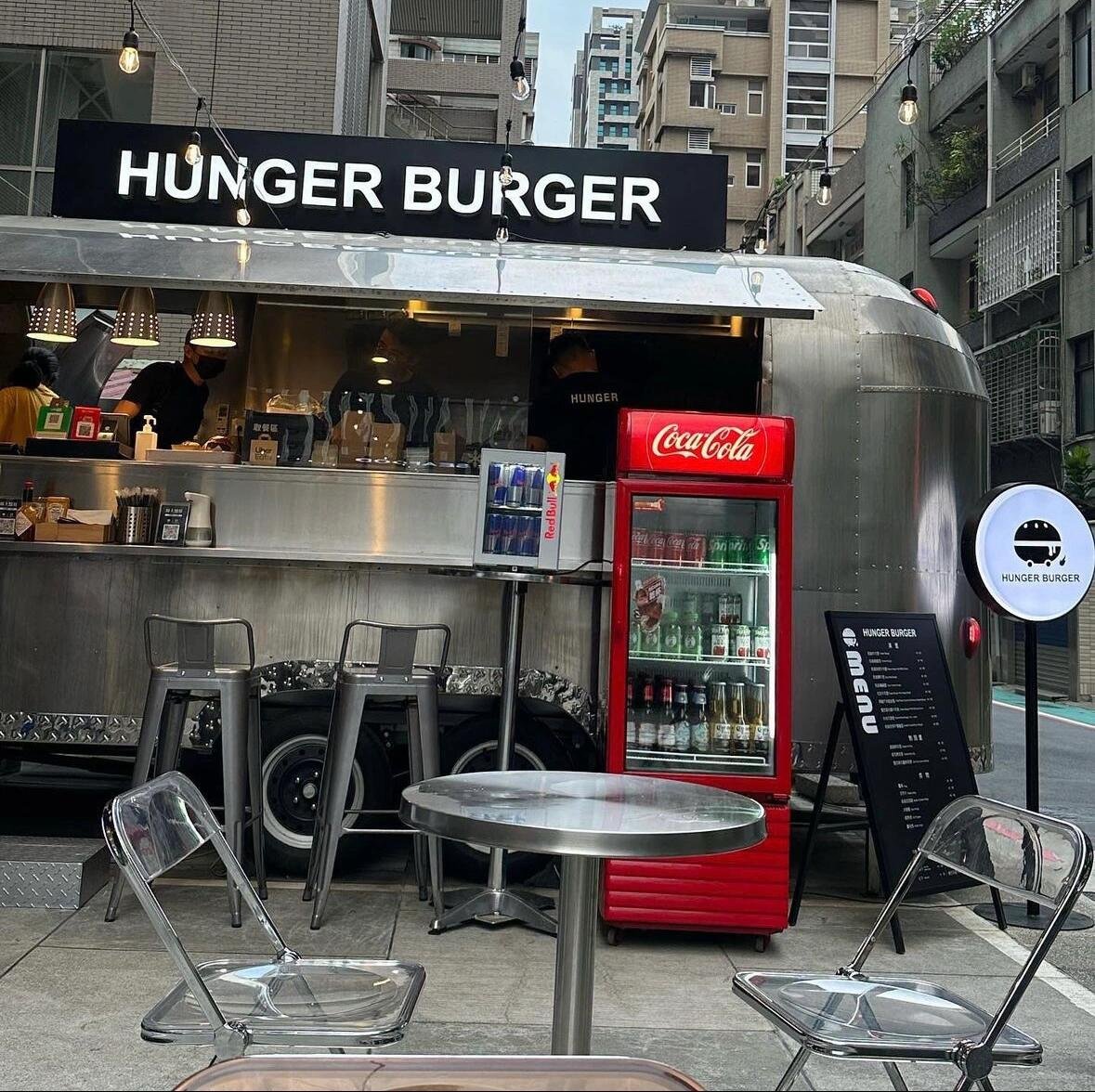 「Hunger Burger」は松江南京駅の近くにあるハンバーガー店です。初めて見る、ハンバーガートラックで作られたハンバーガーです。席もあり、屋外のテラス席タイプです。また、デリバリープラットフォームと提携しています。天気が良ければ、そこで食べることはとても心地よい感覚です。