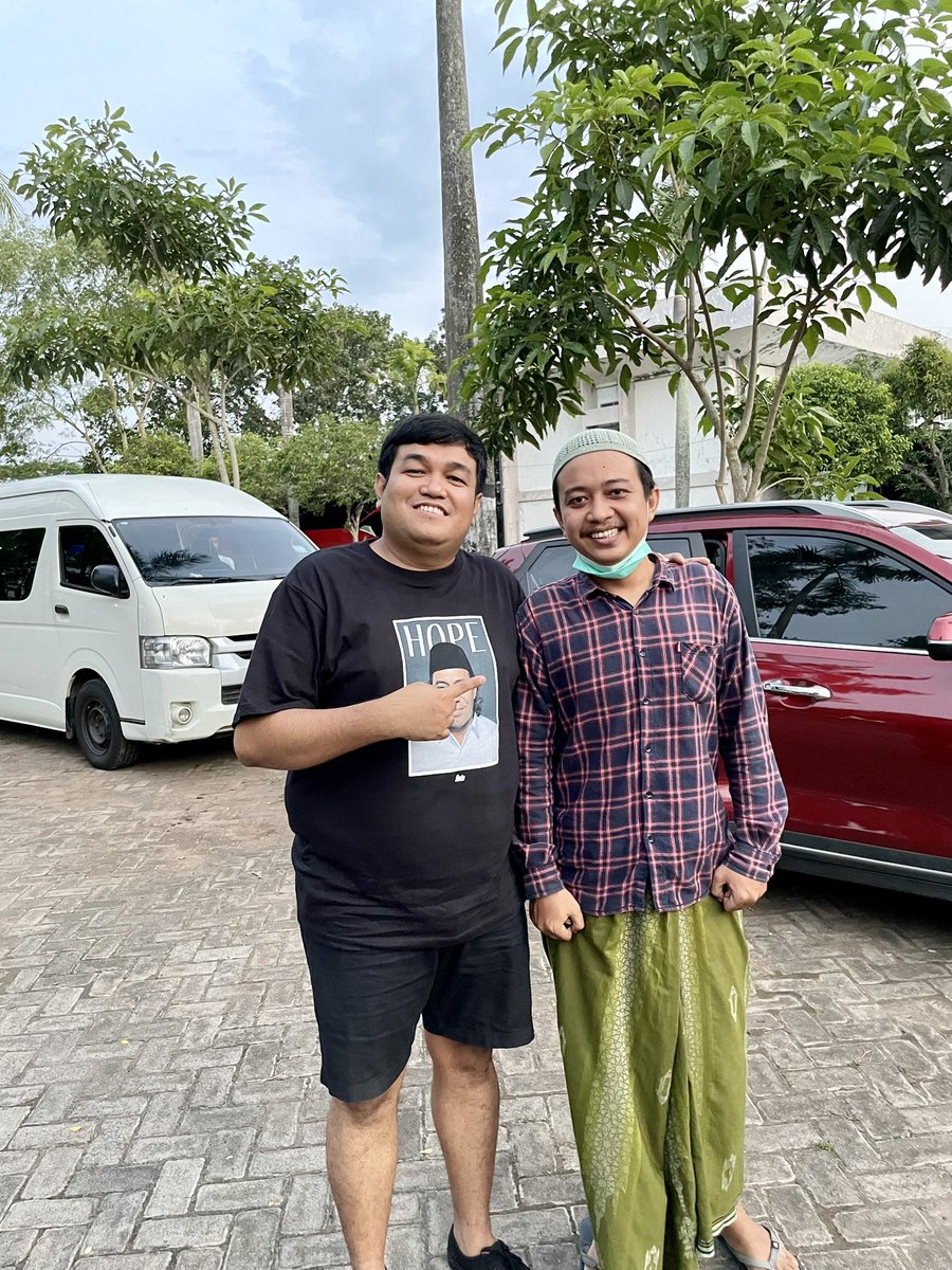 Aapputra22's tweet photo. dari cerita #mapagjuara kemarin, ada persahabatan dari surabaya yang sudah terjalin selama lebih dari satu dekade, dan sangat disayangkan jika harus terpecah hanya karena provokasi tidak jelas. terima kasih mas baderus, mas tuwek &amp; teman teman bonek GAS 🫶 #foreverbrotherhood https://t.co/tK0Nv5h7ix