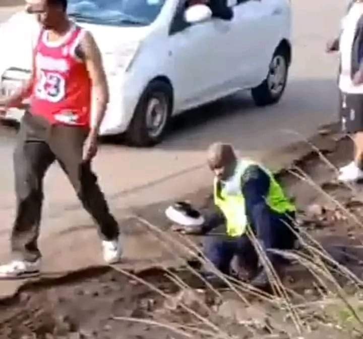 mmustfm103's tweet photo. Man arrested for brutally assaulting a traffic police officer in Kasarani. https://t.co/yb3NVvrbKG
