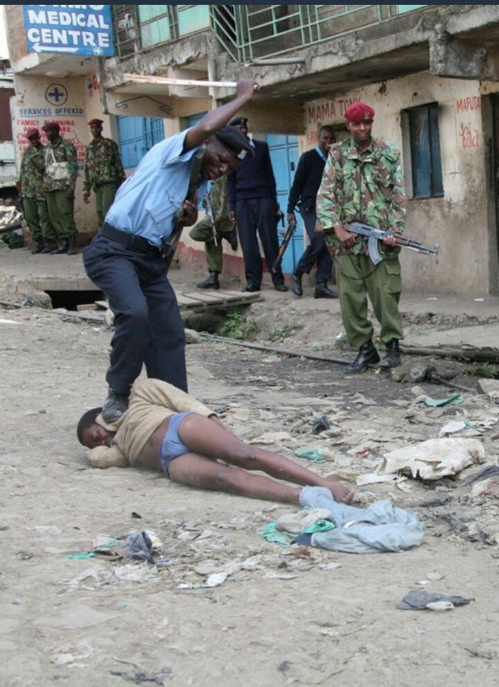 tonykaromo's tweet photo. Ian Njoroge must have a reason to beat that cop at Kamiti Road. You cannot just start beating a policeman, here is to juggle your memories. https://t.co/97RpyJXcvl