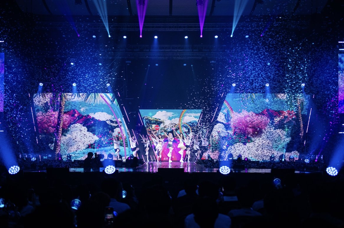 viviz_update's tweet photo. [📰] - #VIVIZ World Tour Seoul Concert... "happy and grateful"

VIVIZ (Eunha,SinB and Umji) successfully wrapped up their first solo concert since their debut.

VIVIZ held their first solo concert "2024 VIVIZ World Tour [V.Hind : Love and Tears]" at KBS Arena, two times at 6PM on Saturday and at 4PM on Sunday. This is their first solo concert and first overseas tour since debut.

VIVIZ which announced the beginning of concert with 'Untie', 'Blue Clue' and 'Rum Pum Pum' said "We had some difficult days starting with VIVIZ but thanks to your love, we are able to endure and grow. Today's concert is meaningful to show everyone who trusted and supported us that VIVIZ  has grown hard. We'll show you a great performance so that you can feel 'VIVIZ has grown a lot!' while watching today's concert."

VIVIZ excited fans by performing title songs such as 'Pull Up', 'Red Sun!', 'LOVEADE', 'MANIAC' and 'BOP BOP!' as well as various bsides such as 'Party Pop', 'Love Love Love' and 'Overflow'.

Especially this concert was able to feel VIVIZ's warm heart towards the fans. VIVIZ moved the fans by unrevealed their unreleased song 'Wild Flower' for the first time at the concert.

In addition, they gave the fans time to enjoy their eyes by showing upgraded beauty, and communicated closely with fans through various corners such as 'Pop Your Ondong' dance challenge event for 'MANIAC', the title song of 4th mini album 'VERSUS' that created a comeback legend, signed ball event and sing along events.

The performance was completed after encore performances such as 'Up 2 Me', 'Fiesta' and 'Overdrive'.

While preparing for the first solo concert, #Umji paid a lot of attention  to the setlist and the direction of the performance. "We had a lot of meetings with the members and staffs. I'm so proud everyone seems like the concert." #Eunha said, "For us, every moment with everyone is not a given. Thank you for making this precious time." #SinB promised, "Today's concert will end here, but our time will continue, so don't be sad and see you again."

VIVIZ said through the agency, Big Planet Made, "As it is first VIVIZ concert that is meaningful and precious, it was a concert that we worked really hard to prepare. We're so happy to be able to finish it successfully like this, and I'm so grateful to the fans and the staff who helped us."

#VIVIZ #EUNHA #SINB #UMJI #비비지 #��하 #신비 #엄지 @VIVIZ_official